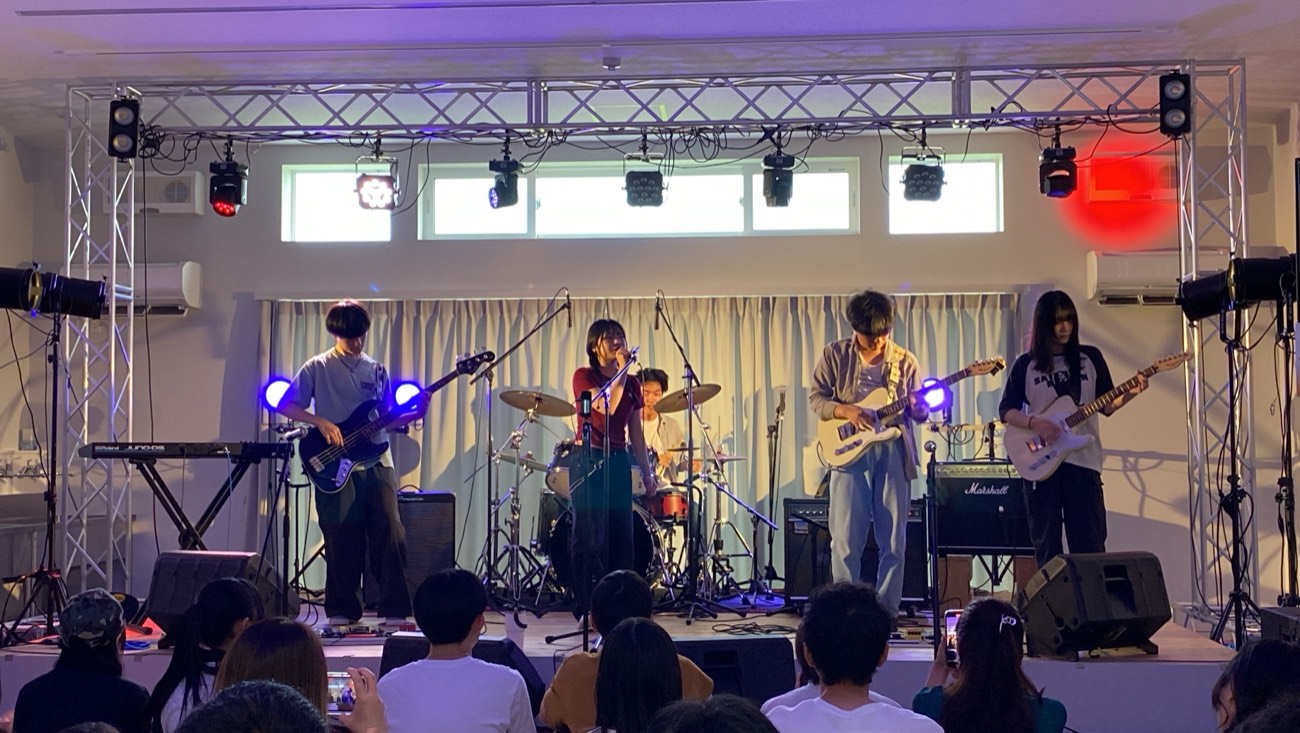 ステージで演奏する高校生バンド